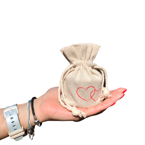 RB Cosmetics woreczek z motywem serc. Można go wykorzystać do stworzenia zapachowej zawieszki do szafy.